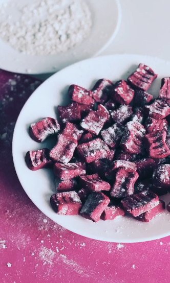 Свекольные ньокки с соусом